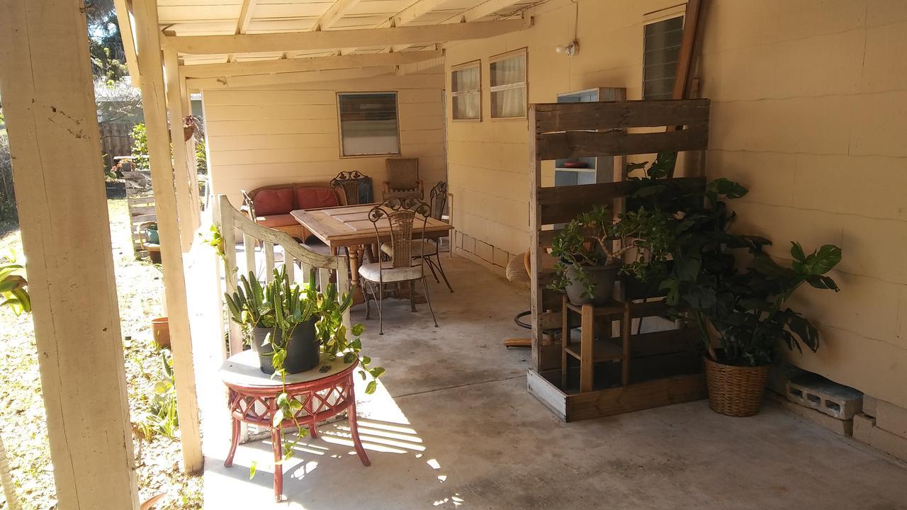 1 Beige Cozy Bungalow Or 1 White Cozy Efficiency Cottage In Тайтъсвил Екстериор снимка