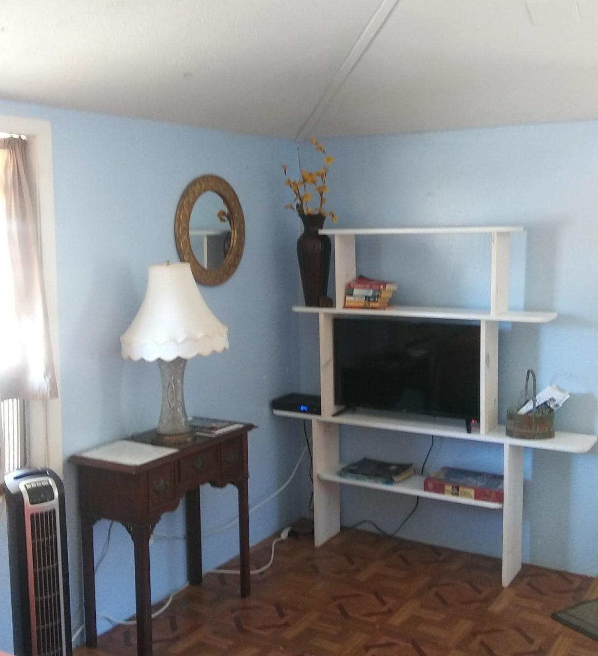 1 Beige Cozy Bungalow Or 1 White Cozy Efficiency Cottage In Тайтъсвил Екстериор снимка