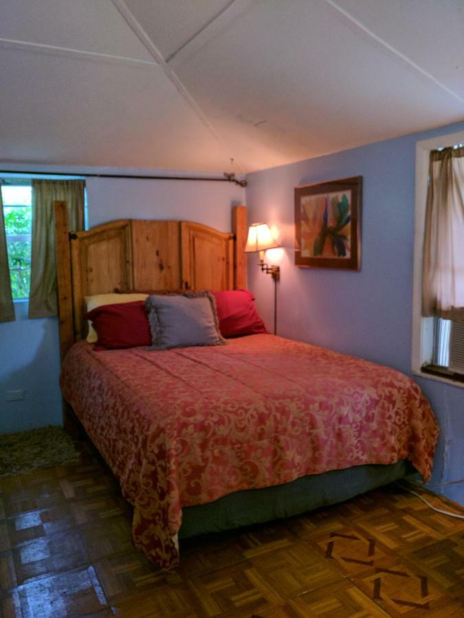 1 Beige Cozy Bungalow Or 1 White Cozy Efficiency Cottage In Тайтъсвил Екстериор снимка